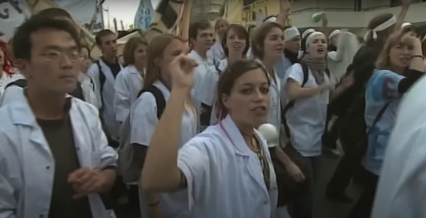 Des femmes en blancs